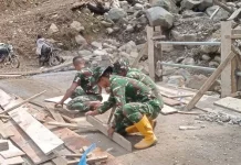 Setelah Cor Lantai, TNI  Bangun Dinding Jembatan Aramco Uning Mas