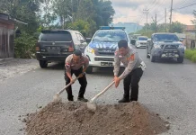 Polantas Bener Meriah  Tambal Jalan Berlubang, Tekan Risiko Kecelakaan