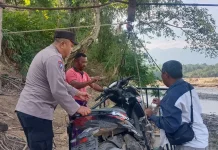 Polsek Linge Bantu Penyeberangan Warga