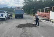 Polantas Polres Bener Meriah Gotong Royong Tambal Jalan Berlubang