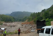 Polisi Lakukan Pengamanan dan Pengaturan Lalu Lintas di Jalan Rusak Pasca Bencana