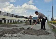 Hari Bhayangkara, Polisi Inisiatif Tambal Jalan Berlubang di Bener Meriah