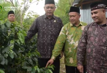 Tinjau Lahan Ekoteologi, Kakankemenag Bener Meriah Ikut Panen Kopi dan Sayur