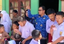 Disdukcapil Aceh Tengah Serahkan KIA dan Lakukan Pendataan di SLBN Pegasing