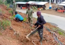 Cegah Longsor, TNI dan Warga Tanam Pohon
