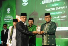 Kakanwil Kemenag Aceh Terima Anugerah ISAD