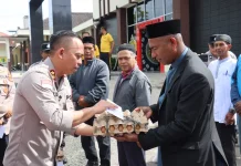 Polres Aceh Tengah Bagi Sembako ke Warga