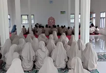 Guru SMA N 15 Bimbing Tahsin Siswa