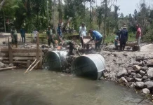 Gotong Royong, TNI dan Masyarakat Bangun Jembatan Aramco Alur Pungkeh