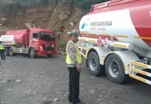 Satlantas Polres Bener Meriah Atur Lalu Lintas di Umah Besi