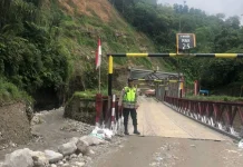 Polsek Pintu Rime Gayo Monitoring Akses Jalan dan Jembatan Pasca Banjir-Longsor