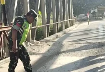 Cegah Kerusakan, Babinsa Periksa Fisik Jembatan Bailey Tange Besi