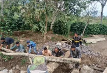 Warga Gotong Royong Bangun Jembatan Darurat