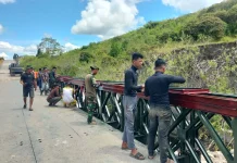 Masyarakat dan TNI Gotong Royong Cat Jembatan Bailey Karang Rejo