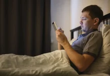 Cara Mengurangi Kebiasaan Scroll HP sebelum Tidur