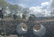 Warga dan TNI Gotong Royong Bangun Turap Jembatan Aramco
