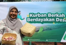Kemenag dan Lembaga Mitra Bagikan Daging Kurban dengan Besek Bambu