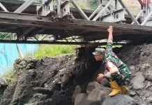 Babinsa  Rutin Pantau Kondisi Jembatan Bailey Tenge Besi