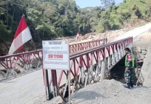 Babinsa Koramil 05/Permata Patroli Jembatan Bailey