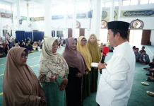 Bupati Haili Serahkan Insentif Guru Mengaji dan Pengurus Masjid