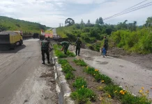 Anggota Koramil 06/Bukit  Bersihkan Sampah di Jembatan Bailey Karang Rejo