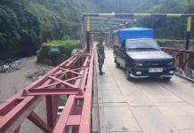 Babinsa Rutin Cek Kelayakan Jembatan Bailey Tenge Besi