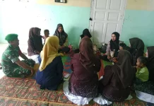Babinsa Dampingi Pemeriksaan Kesehatan Lansia di Blang Pulo