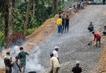 Alumni STM Negeri Bireuen ’93 Salurkan Donasi untuk Perbaikan Jalan Enang-Enang