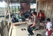 Komsos Bersama Warga, Babinsa Bahas Situasi Kamtibmas di Mesidah