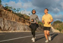 Jalan Menanjak atau Lari, Mana Lebih Efektif?