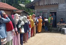 Babinsa Syiah Utama Dampingi Penyaluran Bantuan Pangan Bulog kepada Warga