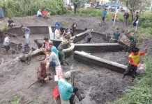 Warga Tiga Kampung Gotong Royong Bersihkan Bak Penampungan Air