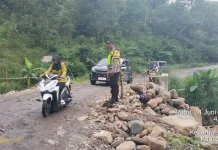 Polsek Pintu Rime Gayo  Monitoring dan Pengamanan Lalu Lintas Pasca Banjir