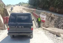 Babinsa Koramil 05/Permata Pantau Kondisi Jembatan Bailey Burni Pase