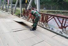 Koramil 04/PRG Bersama Warga Rutin Cek Kondisi Jembatan Bailey Tenge Besi