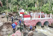 Jembatan Aramco Blang Rongka Rusak Diterjang Arus, TNI dan Warga Lakukan Perbaikan