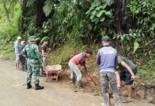 Babinsa Warga Bersihkan Saluran Air di Kampung Gemasih