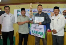 Sekda Bener Meriah Serahkan Penghargaan Lomba Perpustakaan Desa Terbaik