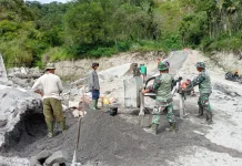 TNI dan Warga Gotong Royong Jalan Lut Kucak - Suka Jadi