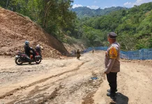 Polisi Atur Lalun di Titik Longsor