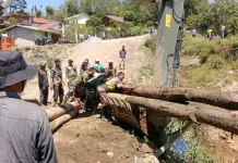 TNI dan warga Gotong Royong Bangun Jembatan Bailey di Jalan eks KKA