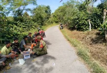 Babinsa Koramil 05/Permata Pererat Silaturahmi dengan Warga Melalui Komsos