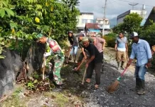 Warga Tawar Sedenge Gotong Royong Bersihkan Lingkungan