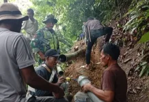 Babinsa Pos Ramil Syiah Utama  Bersama Warga Perbaiki Saluran Air di Rusip