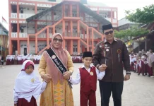 Bupati Haili Antar Siswa di Hari Pertama Sekolah