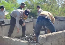 Polsek Kute Panang Gotong Royong di Rumah Korban Kebakaran