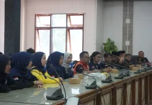 Mahasiswa UTU Bangun Fasilitas Umum dan Program Siaga Bencana di Pining