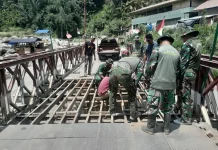 Jembatan Bailey Rusak, TNI dan Warga Lakukan Perbaikan