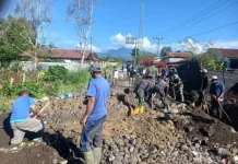 Sambut HUT RI ke-81,  Forkopimcam Bandar  Gelar Gotong Royong Massal