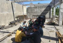 Babinsa  Pererat Silaturahmi dengan Pekerja Pembangunan KDKMP